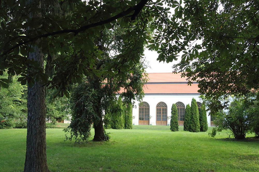 A Barokk színháztörténeti kiállítás a nyitvatartási időhöz igazodva minden nap 11.00 és 15.00 órakor vezetéssel látogatható.