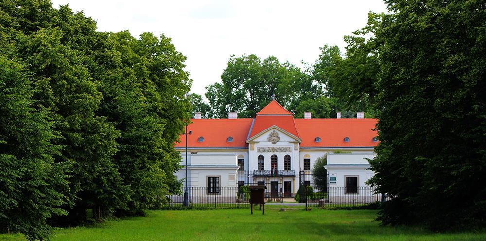 SZÉCHÉNYI-ÖRÖKSÉG, NAGYCENK Állandó kiállítások a SZÉCHENYI ISTVÁN EMLÉKMÚZEUMBAN A kiállítás földszinti termei a Széchényi-család történetét, felemelkedését, és kiemelkedő alakjait, valamint