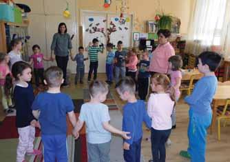 7 Babici voščilo tudi njenih enajst vnukov in vnukinj Pika poka pod goro.