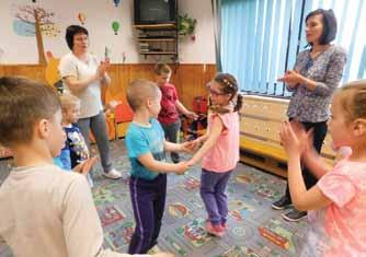 Porabski malčki se s svojimi vzgojiteljicami in asistentkami iz Slovenije že od začetka leta pridno učijo novih otroških ljudskih pesmi in plesov ter skupaj rajajo.