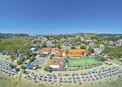 PLAŽA: udaljen oko 200 m od šljunčane i pješčane plaže. Ležaljke i suncobrani uz doplatu. Dozvoljeno držanje kućnih ljubimaca (na prethodni upit) uz doplatu.