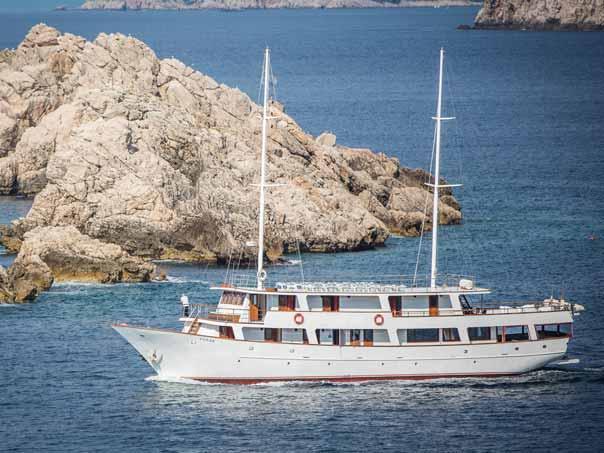 U popodnevnim satima dolazimo u grad Dubrovnik, biser Jadrana pod zaštitom UNESCO-ve Svjetske Baštine. Uživajte u večeri u lokalnom restoranu prema vlastitom izboru. 5.