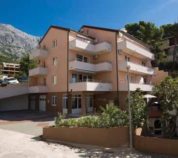 APARTMAN B4+2: površine oko 43 m2, klimatizirani, 2 spavaće dvokrevetne sobe s bračnim krevetom, jedna prostorija za boravak (SAT/ TV), blagovaonicu i kuhinju (posuđe, Period boravka Apt 4+2 25.6.-1.
