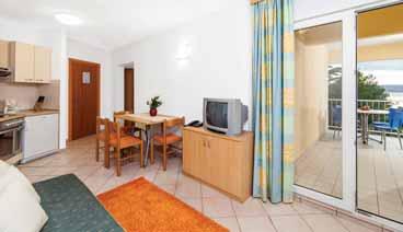 SADRŽAJI U NASELJU: recepcija s trgovinom, Wi-Fi kod recepcije besplatno, restoran, a la carte restoran, aperitiv bar, caffe bar, supermarket, otvoreni bazen s terasom za sunčanje, dječji bazen,