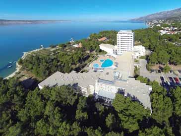 SOBE: klimatizirane, tuš/wc, SAT TV, telefon, minibar, sef, balkon. Obiteljske sobe: dvije odvojene sobe u koje se ulazi iz predsoblja, tuš/wc, SAT TV, telefon, minibar, balkon; za boravak 4 osobe.
