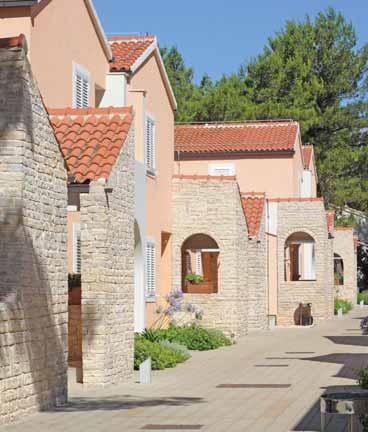 zaton sjeverna dalmacija Turističko Naselje Zaton Holiday Resort 3*/4* Za obitelji Akcija 7=6 POLOŽAJ: u borovoj šumi, u prekrasnoj uvali, kućice na kat; apartmani na prizemlju ili katu 16 km