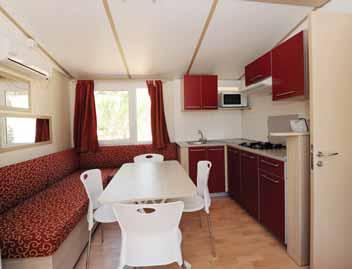 APARTMANI 3*: opremljeni za boravak 2-5 osoba, imaju zaseban ulaz, kut za kuhanje i blagovanje, tuš/ WC, SAT TV, telefon, aparat za kavu, sef, sušilo za kosu, terasu ili balkon s garniturom za