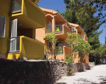 314 kn Apartmani Zelena Punta 3* POLOŽAJ: u gustoj borovoj šumi, 10 minuta hoda od središta mjesta, na otoku Ugljan-Kukljica.