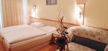 SOBE: klimatizirane, tuš/wc, SAT TV, sušilo za kosu, telefon, balkon, mini bar (uz doplatu), Wi-Fi (uz doplatu). Pomoćni krevet pogodan za dijete do 14 godina.