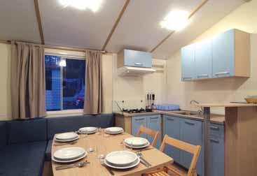 SADRŽAJI: Crvena Luka Hotel & Resort sastoji se od 69 moderno opremljenih soba u sklopu hotela, 31 obiteljski suite, te 65 moderno dizajniranih i opremljenih vila i apartmana, recepcija, unutarnji i