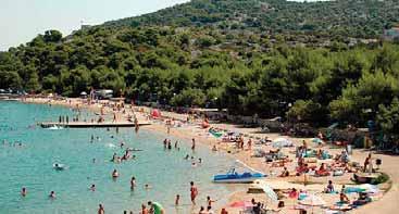 SPORT I ZABAVA: igralište za odbojku (besplatno), uz doplatu: 2 tenis terena, stolni tenis, sportovi na vodi. ZA NAJMLAĐE: dječje igralište.