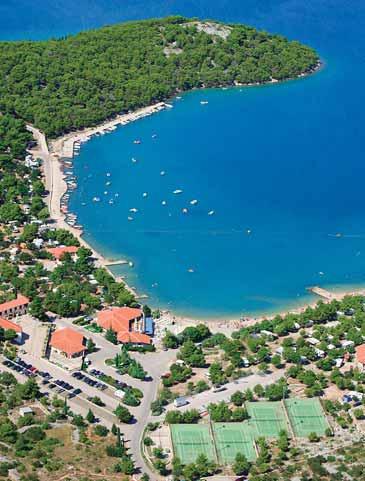 236 kn Turističko Naselje Jezera Lovišća 2* POLOŽAJ: na otoku Murter, apartmansko naselje i kamp blizu turističkog mjesta Jezera, oko 1 km od mjesta Tisno.