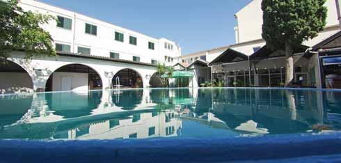 murter, tisno / vodice sjeverna dalmacija Hotel Borovnik 3* POLOŽAJ: obiteljski hotel na rivi, u središtu mjesta Tisno, odmah do mosta koji spaja otok Murter i kopno, oko 29 km od