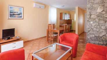 kada/wc, SAT TV, minibar. USLUGA: polupansion; bife doručak i večera (bife ili menu, ovisno o sezoni). SPORT: u blizini biciklističke staze.