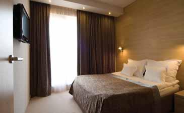 jacuzzi), aperitiv bar, salon za masažu, frizerski salon, novinski kiosk, živa glazba na terasi hotela tijekom ljeta, čuvano hotelsko parkiralište uz naplatu (oko