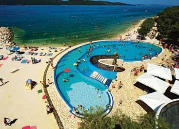 Solaris se prostire na prekrasnom položaju uz more - poluotoku s bujnom i raznolikom sredozemnom vegetacijom, s 4,5 km dugom plažom, zaštićenom nizom otoka ispred nje.