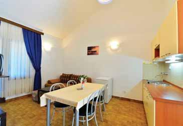 kuhinjska niša, SAT TV, telefon, kupaonica (tuš/wc), balkon. Maksimalno 5 odraslih osoba.