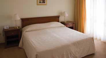 noćni bar. SOBE LOW COST: nerenovirane sobe u depandansama, tuš ili kada/wc, telefon, Sat TV, balkon, park strana.