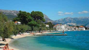 PLAŽA: hotelska plaža udaljena 30 metara/10 metara, šljunčana, betonirana.