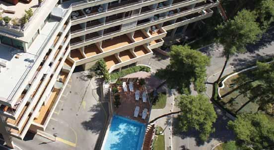 vrtić, casino i noćni klub; SPA: unutarnji i vanjski bazen, jacuzzi, saune, masaže, razni tretmani, teretana, terasa za sunčanje.