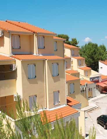 Apartman (1/4+1 ili 1/6+1) 2*: oko 40 m2, I ili II kat, dvije spavaće sobe, dnevni boravak sa kaučom i kuhinjskom nišom, SAT TV, kupaonica, balkon.