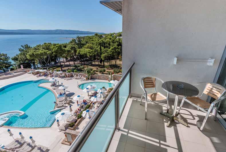 SOBE: moderno i komforno uređene, kupaonica (kada/ WC), sušilo za kosu, sef, telefon, Internet priključak, SAT TV, mini bar.