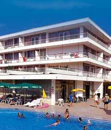 PLAŽA: djelomično betonirana i šljunčana, 30-100 m od hotela. Ležaljke i suncobrani uz doplatu.