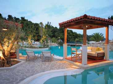 SADRŽAJI: vodeći spa hotel na Hvaru, 59 soba, recepcija, restoran s terasom, lobby coctail bar, Sensori Spa centar na 1.