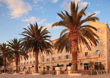 otok hvar, hvar srednja dalmacija Riva Hvar Yacht Harbour Hotel 4* POLOŽAJ: udaljen oko 10 m od luke gdje pristaje katamaran, oko 200 m od
