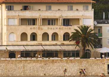 .2. Hotel Delfin 2* Besplatno za dijete do 12 .2. POLOŽAJ: na obali, u gradu, pored hotela Adriana.