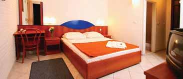 .2. Adriatiq Resort Fontana hotel i apartmani 2*/4 * POLOŽAJ: u gustoj borovoj šumi uz more na ulazu u jelšansku uvalu; 500 m od središta mjesta.