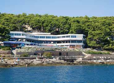 Velika terasa s bazenom za odrasle i dječjim bazenom (morska voda), bar uz bazen, sunčalište, mjenjačnica, vlastito parkiralište, Wi-Fi uz doplatu.
