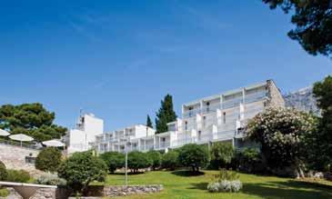 brela srednja dalmacija Bluesun hotel Berulia 4* POLOŽAJ: u borovoj šumi uz more.