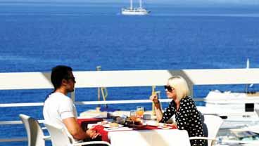 SOBE: klimatizirane; kada (trokrevetne) ili tuš (dvokrevetne)/wc, SAT TV, minibar, balkon s bočnim pogledom na more. USLUGA: noćenje/doručak; bife doručak.