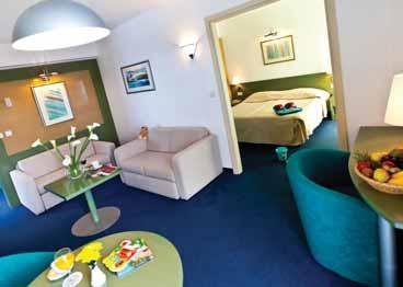 borovima i sredozemnim raslinjem. SADRŽAJI: hotel (kompletno renoviran 2014.