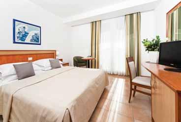 srednja dalmacija tučepi Bluesun hotel Alga 4* POLOŽAJ: uz dugo šetalište, 1000 m od središta mjesta.