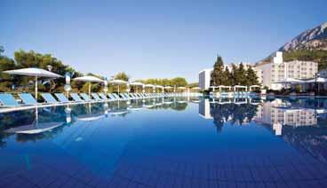 Besplatno za dijete do 14 godina POLOŽAJ: hotelsko naselje smješteno uz šljunčanu plažu, udaljeno 250 m od centra Tučepa.