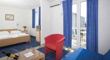SADRŽAJI: glavna zgrada i depandanse, ukupno 216 soba, recepcija, sef na recepciji (uz doplatu), wifi besplatno u cijelom hotelu, internet korner (uz doplatu), mjenjačnica, unutarnji bazen s grijanom
