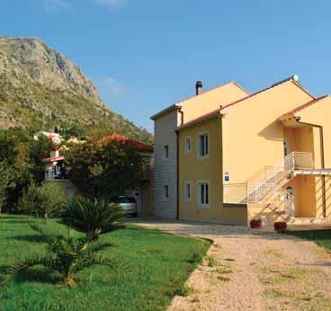APARTMAN 2+2: površine oko 50 m2, 1 spavaća soba s bračnim krevetom, jedna prostorija s boravkom (SAT/TV), blagovaonicom i kuhinjom Period boravka Apt 2+2 11.6.- 24.6.2016. 4.139 kn 25.6.- 1.7.2016. 4.829 kn 2.