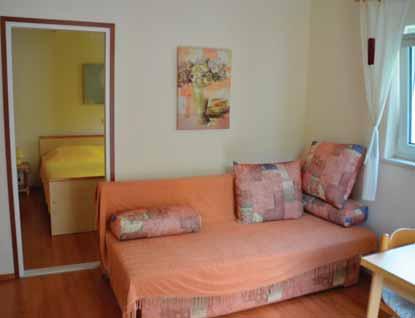 Apartman klimatiziran. UKLJUČENO U CIJENU: najam apartmana, posteljina, ručnici, struja, završno čišćenje, boravišna pristojba, wifi. KUĆNI LJUBIMCI: nisu dozvoljeni. 7 noćenja po apartmanu već od 4.
