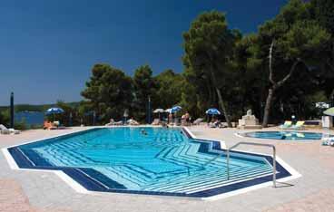USLUGA: all inclusive. ZA NAJMLAĐE: dječji klub (4-12 god). SPORT I ZABAVA (UZ DOPLATU): boćalište, stolni tenis, pikado, ležaljke na plaži, mogućnost najma kanua, beach bar na plaži.