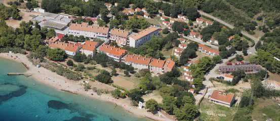 Neke sobe imaju balkon. USLUGA: polupansion u sobama, bife doručak; večera - izbor od 3 jela.