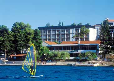 nadoplatu). SOBE 3*: obnovljene, tuš/wc, SAT TV, balkon, okrenute na morsku stranu.