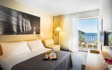 na hotelskoj terasi, otvoreni bazen, mjenjačnica, sala za sastanke, frizerski salon, parkiralište.