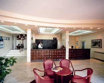 SADRŽAJI: 63 sobe, recepcija, aperitiv bar, restoran, vanjski bazen, mala dvorana za sastanke,