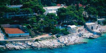 PLAŽA: šljunčana, snack bar, ležaljke i suncobrani uz doplatu.