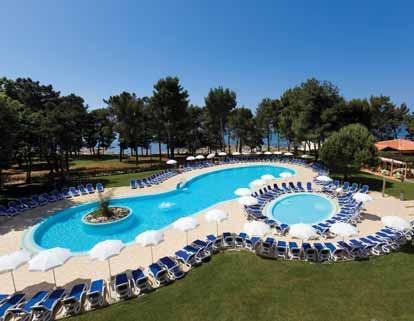 ZA NAJMLAĐE: dječji klub (5-12 god) od 15.6.-15.9.; period rada kluba je podložan promjeni. PLAŽA: šljunkovita i kamenita, s uređenim platoima, 50 m od hotela.