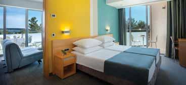 Hotel je djelomično pogodan za osobe s invaliditetom (kroz hotel uz pomoć dizala moguć je pristup restoranu i plaži, sobama i wellnessu).