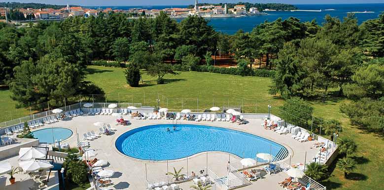 godini; 5 katova, 2 dizala, 230 soba, show cooking restoran s bogatim bife doručkom i večerom, lobby bar, bar na bazenu, parking (uz doplatu), besplatan