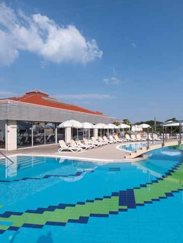USLUGA: all inclusive. SPORT: mini golf, stolni tenis, 2 igrališta za tenis. ZA NAJMLAĐE: dječji bazen, dječja animacija. PLAŽA: uređena, betonirana i kamenita.